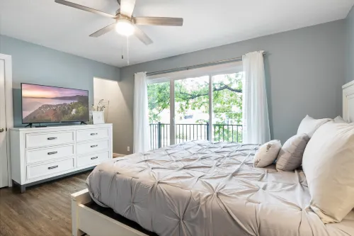 Wave-Free Swimming and Spacious Dock Areas - Tranquil Cove Haven Hotel a Lake Ozark