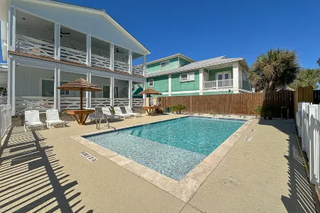 Shared Pool, Golf Cart Included, Pet Friendly Отели рядом с достопримечательностью «Fly It Port ' A»