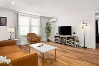 Cozy Space with Den for Relaxation - Tranquil Charming Haven Hotels in Peoria Heights