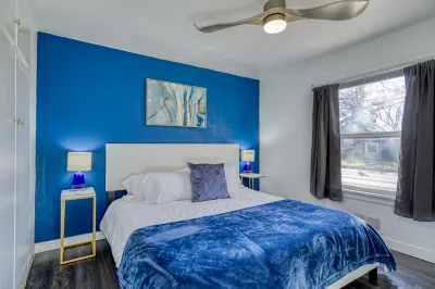 Bright Living Space with Free Parking and Smart TVs - Stunning Getaway Hotels in Southeast Boise