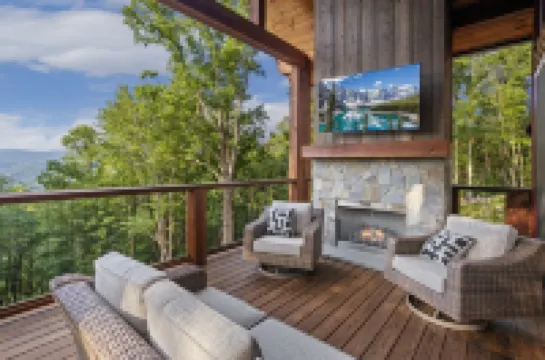 Luxurious Cabin with Mountain Views and Hot Tub - Stunning Retreat