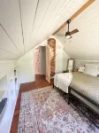 Coastal Cottage Retreat: HOT TUB, KING BED, Coffee Bar Lynchburg Pawn Shop Inc.附近的飯店