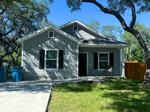 Charming Coastal Retreat with Outdoor Oasis - Stylish Escape