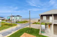 Elevated, Gulf View Home Steps from the Beach w/ Large Deck & Central AC Hotel a Bolivar Peninsula