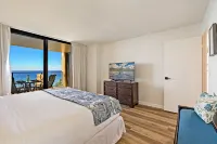 Ocean-Front Views and Modern Coastal Decor - Elegant Hawaiian Retreat