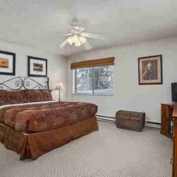 Cozy Patio and Outdoor Hot Tub - Charming Ski Retreat Rooms