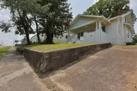 Central Hideaway - Stylish Home, Close to Eateries Hotels in Knox County