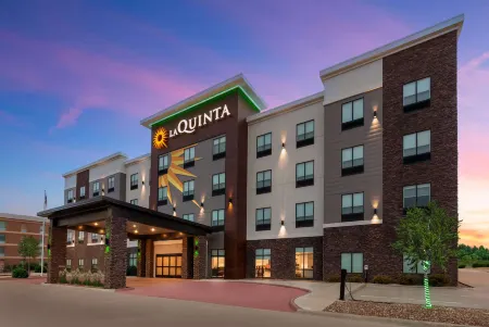 La Quinta Inn & Suites by Wyndham Coralville Iowa City Отели в г. Johnson County