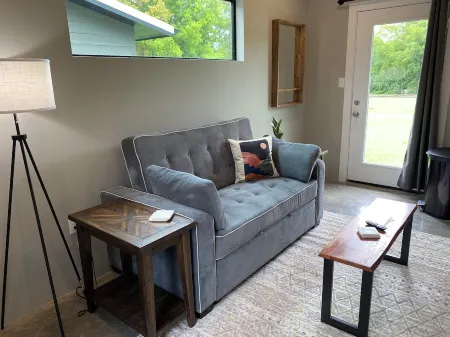 Modern 1-bedroom cottage in historic downtown Mount Vernon.