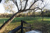 Cozy Cabin on the Creek with WiFi and AC in Delightful Belton