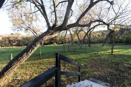 Charming cabin with WiFi and AC in delightful Belton