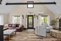 Access to Beaches and Heated Pools - Charming Rustic Retreat Hotels in Tobyhanna Township