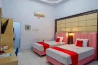 RedDoorz Plus Syariah Near Stasiun Pekalongan 2 Hotels in West Pekalongan