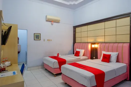 RedDoorz Plus Syariah Near Stasiun Pekalongan 2 Отели в г. West Pekalongan