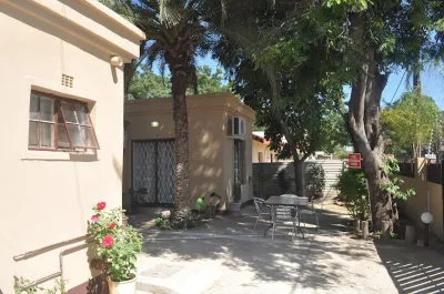 Crown Guest Lodge Hotel di 