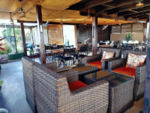 Fly Inn Madagascar Hotel - Navette Gratuite H24 - à 300m de l'Aéroport International โรงแรมในอานตานานารีโว