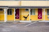 Brad's Desert Inn - parking
