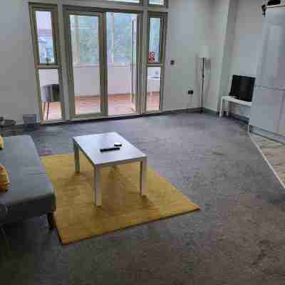 Doncaster City Centre Deluxe Whole Apartment Sleeps 4 D2 Others