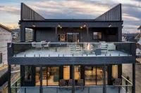 私人高爾夫模擬器、火坑和山景靠近多莉山新建的後九洞度假屋