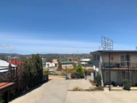 Crest Motor Inn Hotels in Queanbeyan