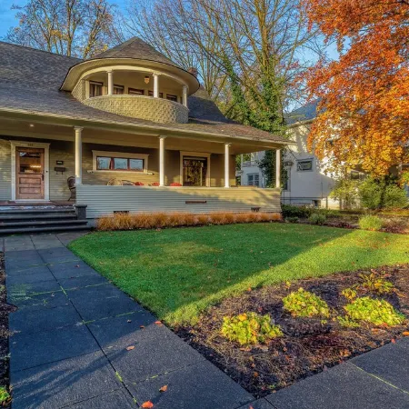 Steps from downtown - Beautiful historic home with AC, WiFi