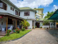 薩阿達尼遊客中心 - 青年旅舍 鄰近Sinza的酒店