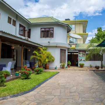 Saadani Tourist Center - Hostel Отели рядом с достопримечательностью «Dar Es Salaam War Cemetery»