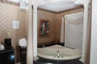 Woodstock Inn Bed & Breakfast - Bathtub