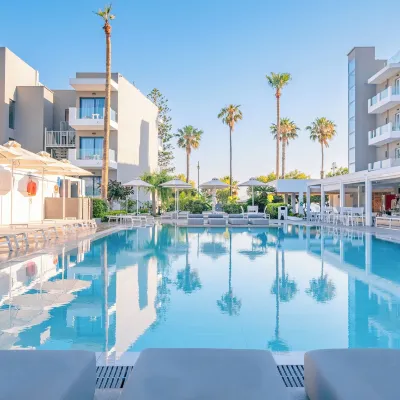 Kos Divine Hotel & Suites Hotel dekat Pantai Lambi