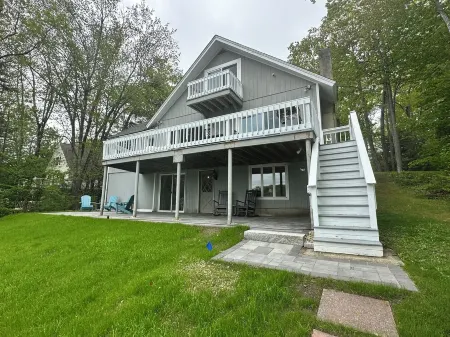 Lakefront Home with Hot Tub, Beach, Skiing Nearby in Tranquil Barnstead Отели в г. Барнстед