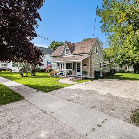 Charlevoix Home, Stroll to Town and Beaches