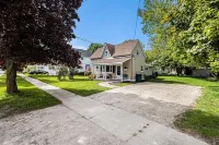 Charlevoix Home, Huge Yard, Tons of Parking, Privacy, Walk to Town, Quiet! Hotels near Bridge Street Blooms