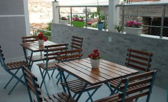 Crown Deluxe Apartments