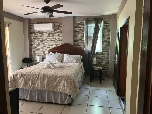 La Delphina Bed and Breakfast Bar and Grill Hotels in Sambo Creek
