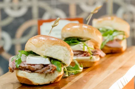 Embassy Suites by Hilton Lexington Green Отели в г. Фейетт