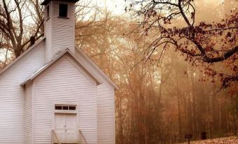 Cozy Cabin Escape 7Mins to Pigeon Forge Hot Tub