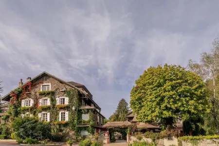 Hôtel La Verniaz - Evian Resort Отели рядом с достопримечательностью «Buvette et Source Cachat»
