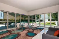 Silvershore Apartments on the Broadwater Hotels in Hope Island