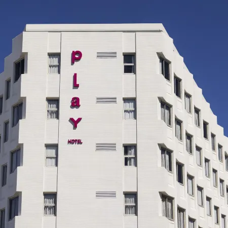 Play Seaport Suite Hotel TLV Отели рядом с достопримечательностью «Пляж Мецицим»