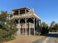 6 min walk to the beach, Welcome Back is a cozy, pet friendly oceanside cottage! Отели рядом с достопримечательностью «Outer Banks»