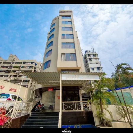 Lucky Hotel Goregaon Отели рядом с достопримечательностью «Торговый Центр Оберои»