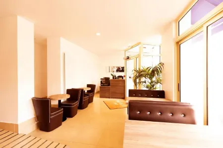 Le Theatre Отели в г. Сюрен