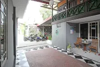 RedDoorz Near Terminal Condong Catur Hotels in Kecamatan Depok