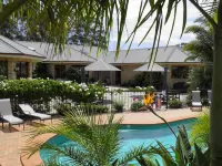 Robyn's Nest Lakeside Resort - Pools
