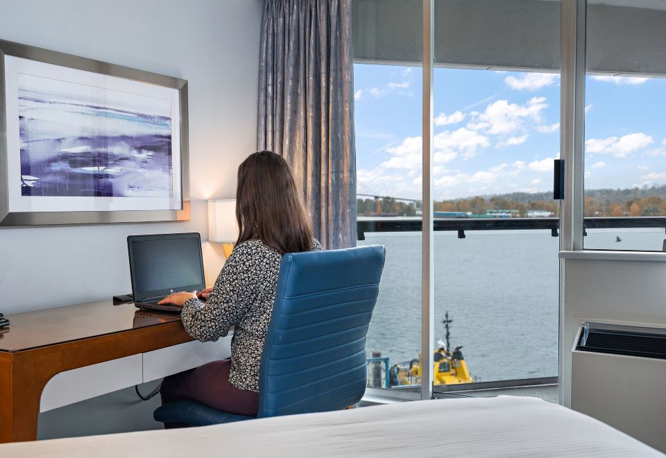 인 앳 더 키의 럭셔리하고 편안한 객실 인테리어