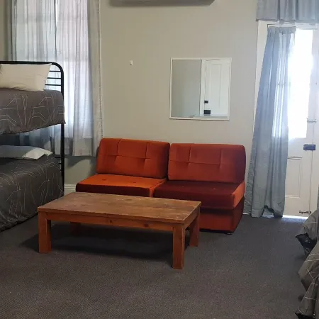 Queens Arms Hotel