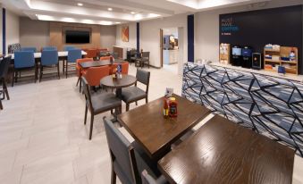 Holiday Inn Express & Suites Little Rock-West