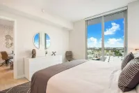Poolside District Condo - We Host Hotels in Design District