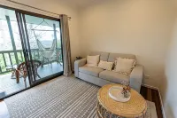 Bathtub with a View at Cockatoo Cabin Hotel a Mudgeeraba