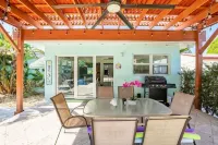 Beachside Bliss Lush Pool, Courtyard & Garden